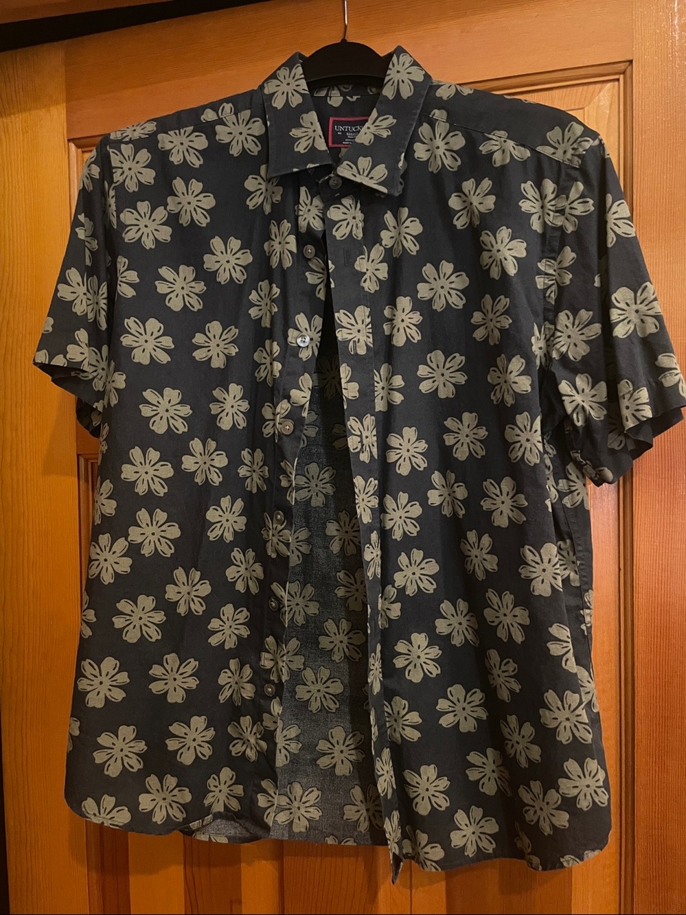 EUC Short Sleeve UNTUCKit Button Down Shirt “Dorado” Small Slim